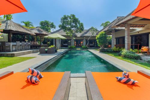 Villa Mahkota, Spacious 5 Bed, Sleeps 10, Walk to Beach, Shops