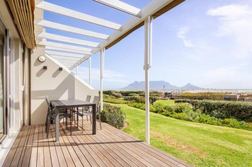 Dolphin Beach cabana Luxe beach cabana voor 4 personen direct aan het strand · Table View