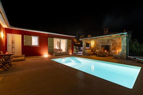 Red House Trget with Swimming Pool, Sauna and Jacuzzi