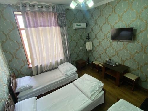 3 twin beds