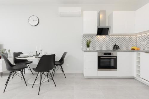 Apartment with Balcony by the Park in Łódź by Renters Prestige Apartment with Balcony by the Park in Łódź by Renters Prestige