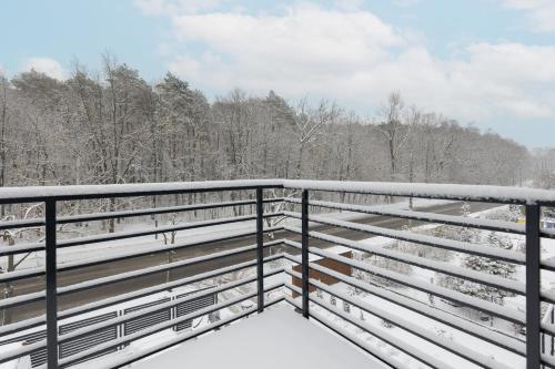 Apartment with Balcony by the Park in Łódź by Renters Prestige Apartment with Balcony by the Park in Łódź by Renters Prestige