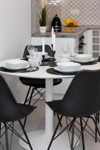 Apartment with Balcony by the Park in Łódź by Renters Prestige Apartment with Balcony by the Park in Łódź by Renters Prestige