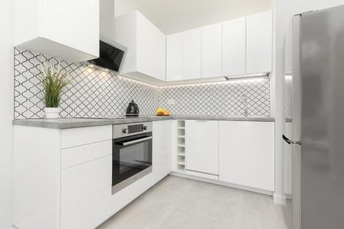 Apartment with Balcony by the Park in Łódź by Renters Prestige Apartment with Balcony by the Park in Łódź by Renters Prestige