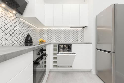 Apartment with Balcony by the Park in Łódź by Renters Prestige Apartment with Balcony by the Park in Łódź by Renters Prestige