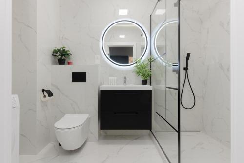 Apartment with Balcony by the Park in Łódź by Renters Prestige Apartment with Balcony by the Park in Łódź by Renters Prestige