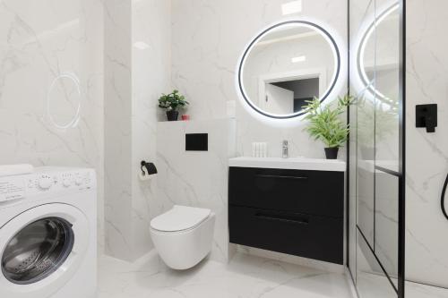 Apartment with Balcony by the Park in Łódź by Renters Prestige Apartment with Balcony by the Park in Łódź by Renters Prestige