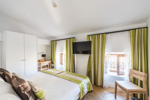 room detail thumbnail 1