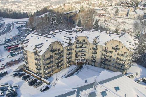 Next to the ski lift! *3bed Apt* sleeps 8* Parking* Pool