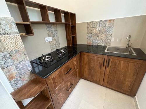 Kitchen, highway reach Layathraa in Kaduwela