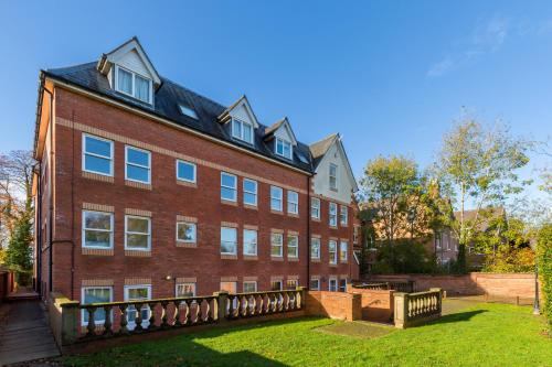 NEWLY RENOVATED, Chestnut Court, 2-Bedroom Apts, Private Parking, Fast Wi-Fi
