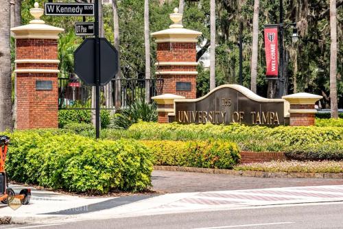 Dead Poets Society- U of Tampa Flat in N Hyde Park in Tampa, USA
