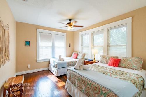 Dead Poets Society- U of Tampa Flat in N Hyde Park in Tampa, USA