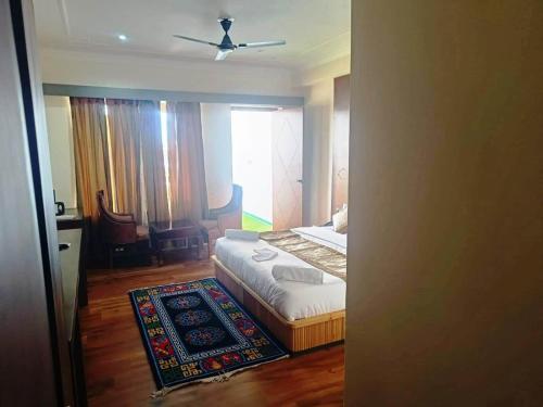 Deluxe Double Room image 3