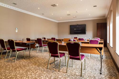 Seven Oaks Hotel - image 12