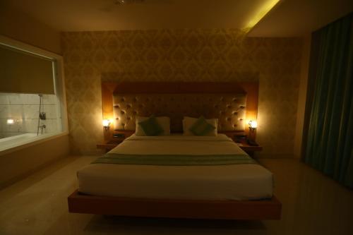 Deluxe King Room image 1