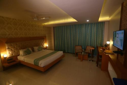 Deluxe King Room image 2
