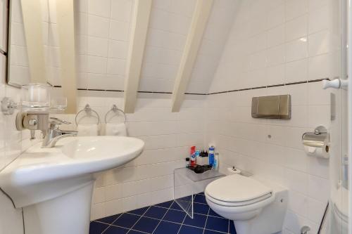 City-centre, Canal-house, luxurious , stylish bedroom, ensuite bathroom, Amsterdam (photo 10)