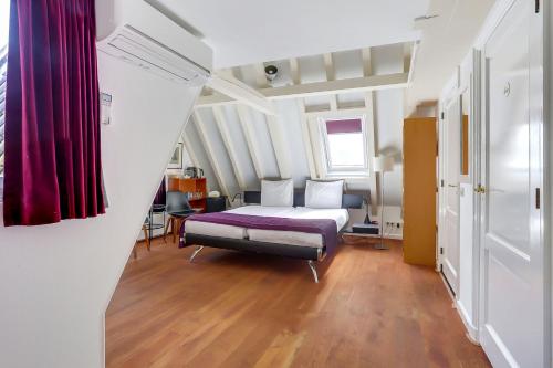 City-centre, Canal-house, luxurious , stylish bedroom, ensuite bathroom, Amsterdam (photo 7)