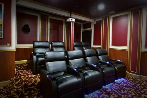 Themed Room Mountain Retreat with Home Theater in Mars Hill, USA
