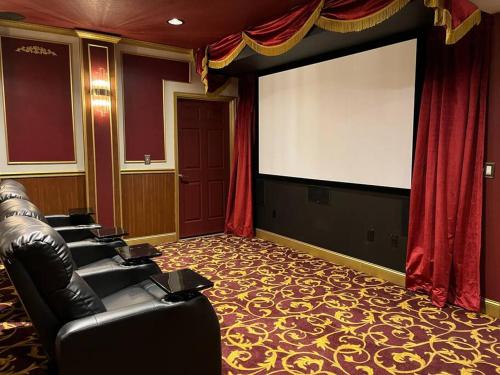 Themed Room Mountain Retreat with Home Theater in Mars Hill, USA