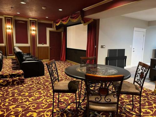 Themed Room Mountain Retreat with Home Theater in Mars Hill, USA