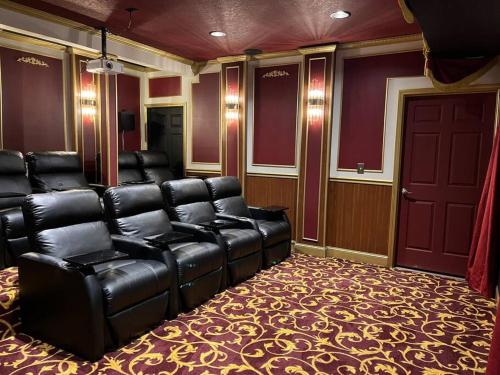 Themed Room Mountain Retreat with Home Theater in Mars Hill, USA