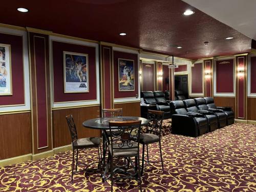 Themed Room Mountain Retreat with Home Theater in Mars Hill, USA