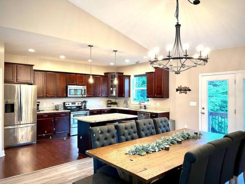 Themed Room Mountain Retreat with Home Theater in Mars Hill, USA