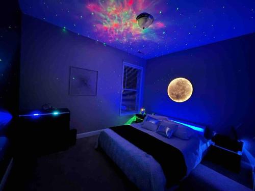 Themed Room Mountain Retreat with Home Theater in Mars Hill, USA