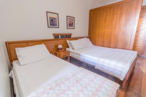 1 double bed, 1 twin bed