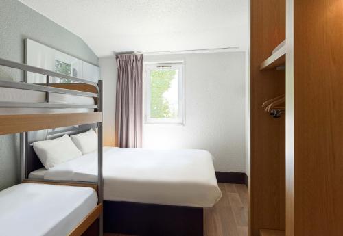 1 queen bed, 2 twin beds