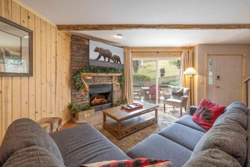 Team Bear Clubhouse, ski in ski out with fire pit in Big Bear Lake, USA
