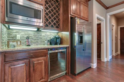 Pottsboro Group Getaway Close to Lake Texoma! in Willow Spring, USA
