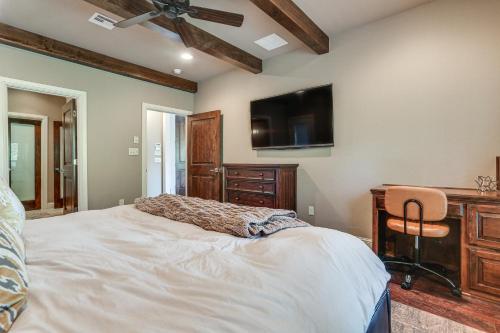 Pottsboro Group Getaway Close to Lake Texoma! in Willow Spring, USA
