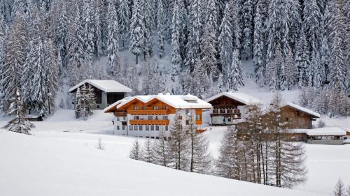 Gasthof Pension Innerhütt - Hotel - Pfelders