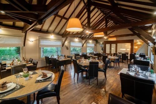 Étterem, Logis Hotel Des Acacias Lille Neuville en Ferrain, Restaurant l'Acacias Gourmand in Neuville-en-Ferrain