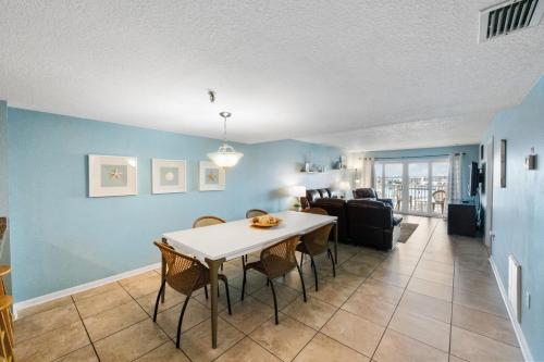 Beachfront Complex - 2b 2b - Beach Place #402 in Madeira Beach