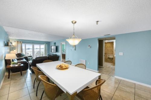 Beachfront Complex - 2b 2b - Beach Place #402 in Madeira Beach