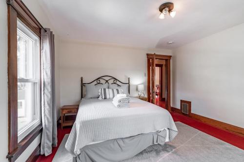 Walk to Downtown Kent - 3 BR House w Patio & Yard in Kent, USA