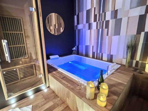 La suite du 21 - jacuzzi - sauna - centre ville in บูร์ก-ออง-เบรส