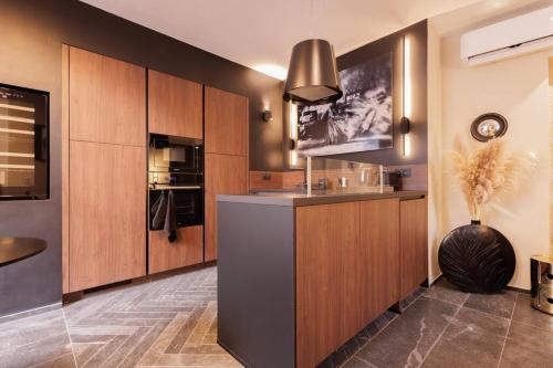 La suite du 21 - jacuzzi - sauna - centre ville in บูร์ก-ออง-เบรส