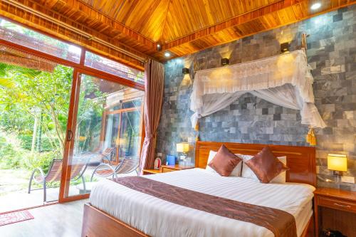 View, green mountain homestay in Ninh Bình