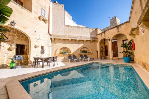 4 Bedroom Farmhouse with Large Private Pool – khách sạn tại Xewkija