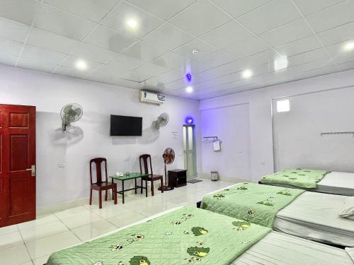 3 double beds
