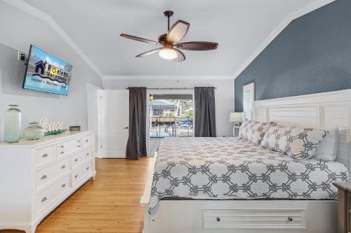 Adventure awaits with Heated Pool Kayaks Pool Table & Private Beach - Villa Las Palmas - image 2