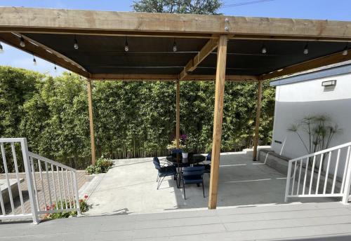 Spacious Resort Getaway @ Echo Park Ranch - Luxury indoor/ outdoor home steps from Sunset Blvd, Echo Park Lake, Dodgers Stadium, Los Angeles (photo 3)
