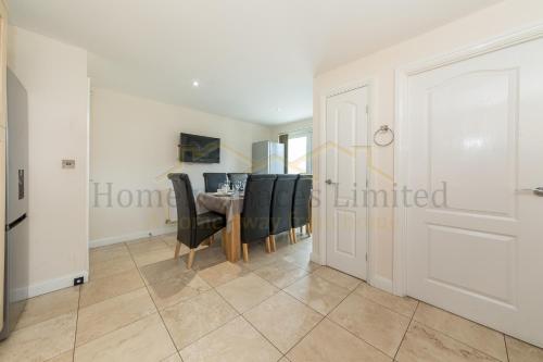 SPECIAL Bedford 5-Bed HouseUp to 12 Guests Perfect for Groups - Business and Families Free Parking Garden - image 8