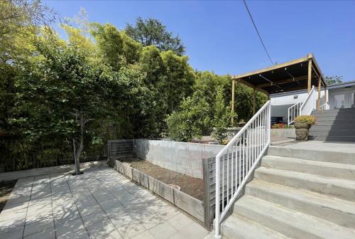 Spacious Resort Getaway @ Echo Park Ranch - Luxury indoor/ outdoor home steps from Sunset Blvd, Echo Park Lake, Dodgers Stadium, Los Angeles (photo 7)