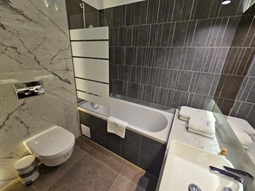 One-Bedroom Apartment image 4